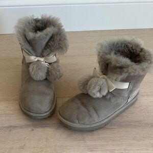 Ugg girls Gita Furry Gray Boots with Bow and Pom Poms sz 2